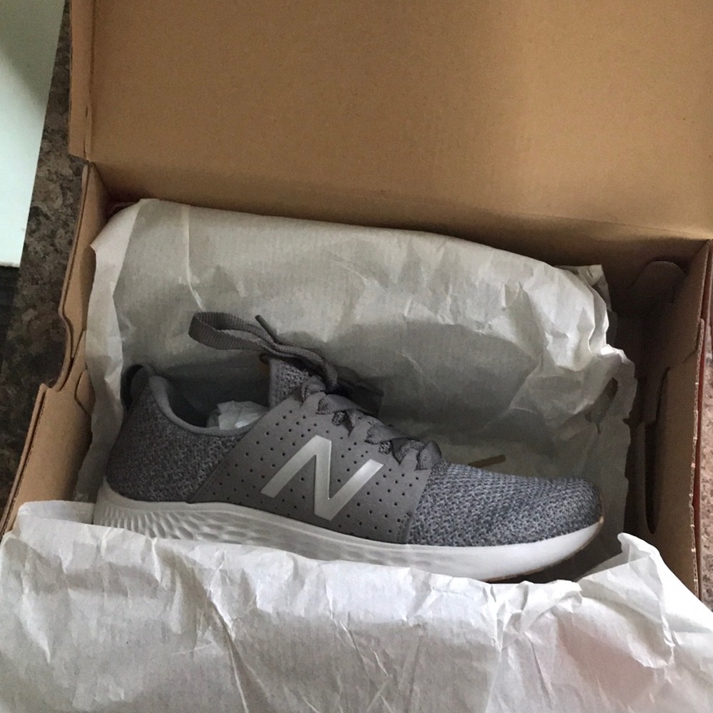 Size 8 new balance sneakers - Picture 2 of 4